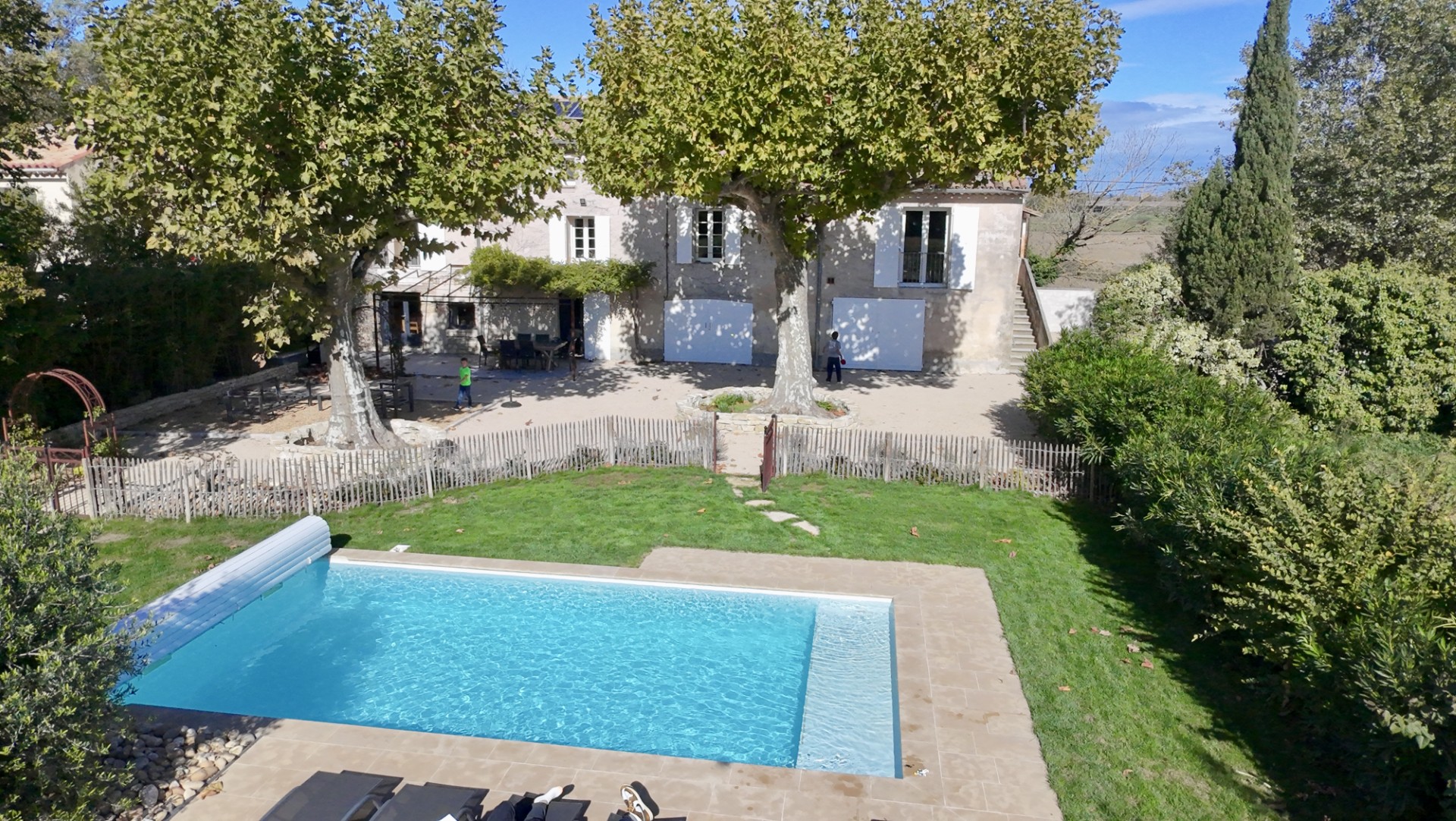 Le Mas des Mians et sa terrasse sous le ciel de Provence